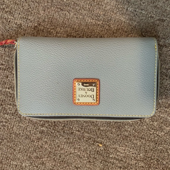 Dooney & Bourke Handbags - Dooney & Bourke wallet